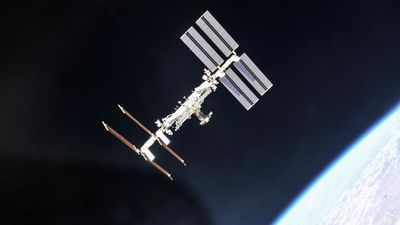 ISS sett fra et annet romfarøy med jordkloden i bakgrunnen.
