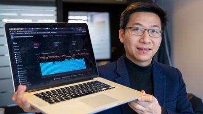 Hai Nguyen er fortsatt førsteamanuensis ved Institutt for datateknologi og informatikk ved NTNU, men de siste årene har han brukt tid på å utvikle det AI-baserte systemet Synplan, som for store organisasjoner vil gi mindre vikarbruk. 