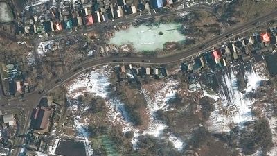 Satelittbilder av russisk militærkolonne 23. februar på vei sørover i Golovchino-området i Russland, like ved grensen til Ukraina.