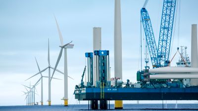 Den norske leverandørindustrien til olje og gass er foreløpig 36 ganger større enn til havvind, forteller artikkelforfatteren. Bildet er fra monteringen av vindkraftpark i Kattegat.