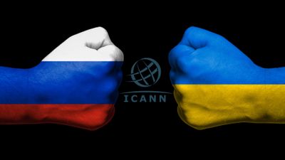 Knyttnever i russiske og ukrainske farger, med logoen til ICANN i midten.