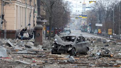 Området ved den regionale administrasjonsbygningen i Kharkiv, Ukraina, etter et russisk missilangrep den 1. mars 2022.