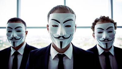 Tre personer med Guy Fawkes-maske, som også forbindelse med Anonymous-tilhengere.