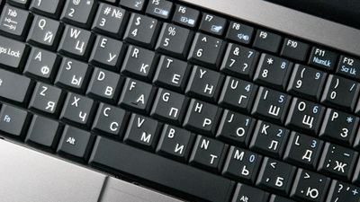Tastatur med både latinske og kyrilliske bokstaver. 