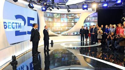 Vladimir Putin holder en tale under 25 års-jubileet for VGTRKs første tv-sending. Bildet er fra 2016.