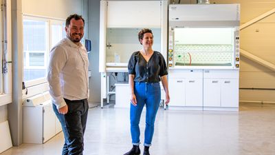Hjørdis Skår og Anders Teigland i TioTech håper at deres titandioksid-nanomateriale skal brukes som anodemateriale i fremtidige batterier.