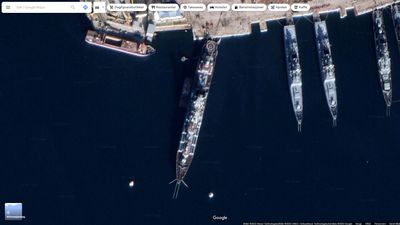 Den russiske krysseren «Moskva» ved hjemmehavnen i Sevastopol.