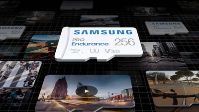 Samsung Pro Endurance microSDXC-kort på toppen av flere videoavspillinger.