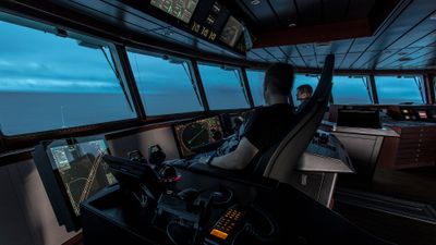 Mellom 70-80 prosent av skipsulykker skyldes menneskelige feil. Spørsmålet er om mer av navigasjonen skal overlates til teknologi som tar avgjørelser på egenhånd.