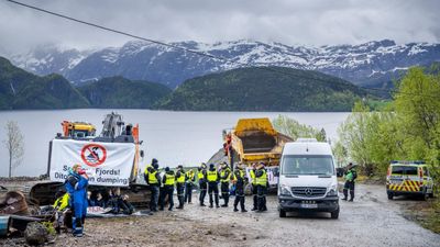 Demonstranter lenket seg fast med kjetting for å stanse etableringen av gruveprosjektet i Førdefjorden. Nordic Mining har fått konsesjon til å deponere 250 millioner tonn gruveavfall i sjøen.