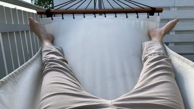 Person i hengekøye med beige bukse barbeint - selfie av beina