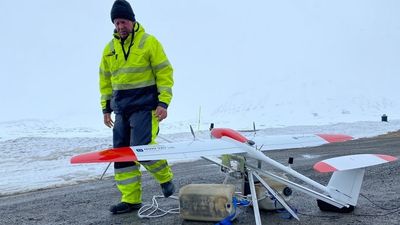 Pål Kvaløy med en ubemannet drone som ser ut som et lite fly.