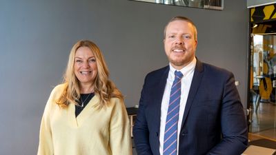 Ice-sjef Eivind Helgaker sammen med konserndirektør for tele i Lyse, Toril Nag.
