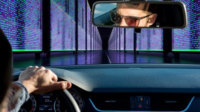 Bilfører kjører inn i et enormt datasenter.