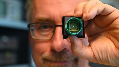 Philipp Häfliger kikker mot fotografen gjennom en liten linse.