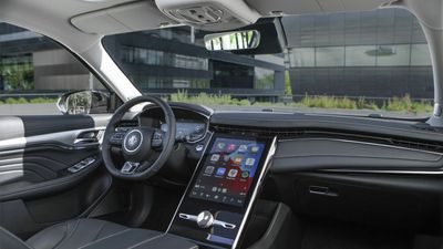 MG Marvel (avbildet) og Tesla er eksempler på moderne biler med diger skjerm. Gammeldagse knapper er mye raskere i bruk, viser en kartlegging.
