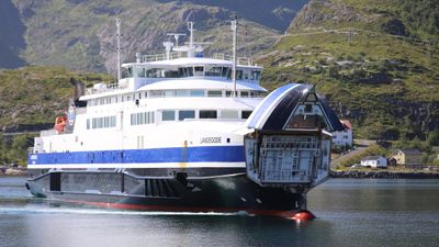 Dagens to LNG-ferger  på Bodø-Lofoten-ruta rv. 80  over Vestfjorden skal byttes ut med to hydrogen-ferger. Staten har ikke lagt føringer og vil heller ikke bidra til at hydrogenfergene og dermed kompetansen bygges i Norge.  Her er Ladegode på vei inn til Moskenes i Lofoten.