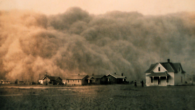 Støvstormen på vei inn over Texas i april 1935, hus i forgrunnen.