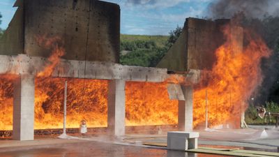 Fullskal brannforsøk med krysslimte massivtreelementer gjort på Ride Fire Research.