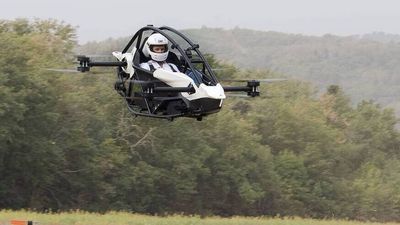 Jetson-flyet like over landingsplassen på flyplassen.