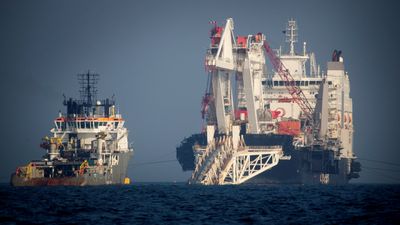 Rørleggingsfartøyet Audacia under legging av Nord Stream 2  fotografert nær øya Rügen i november 2018 med et norsk offshorefartøy ved siden av. 