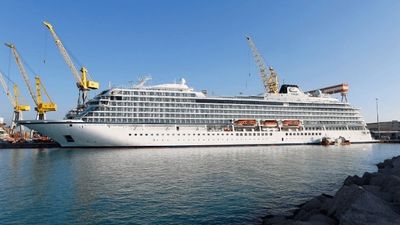 Viking Neptune er bygget ved Fincantieris verft i Ancona i Italia. Skipet er 228 meter langt og tar 930 passasjerer.