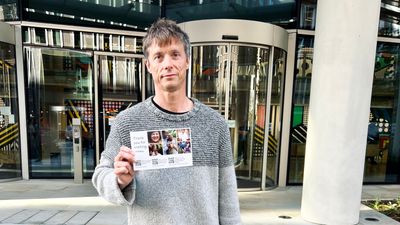 Jon Frogner, instagrambruker, etter et mislykket forsøk på å få snakke med noen ved kontoret til Meta i London.