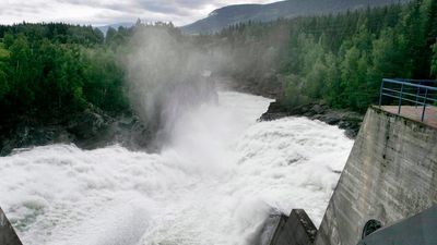 Foss ved vannkraftverk.
