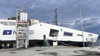 MF Hydra fyller sakte, men sikkert hydrogen.  Bunkringstårnet er plassert på Viganeset ved Hjelmeland. 