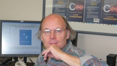 C++-oppfinneren Bjarne Stroustrup foran en PC-skjerm.