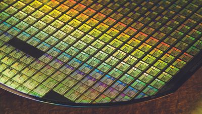 Silisiumskive (wafer) med en rekke mikrobrikker.