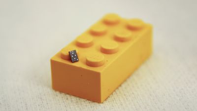Sammenlignet med en legokloss blir resonans-sensoren bitteliten. 