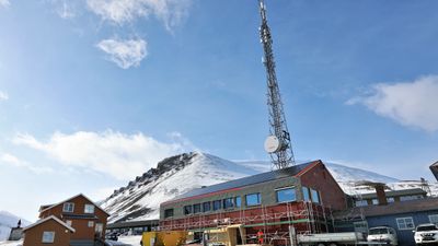 Kontorbygget til Telenor Svalbard med mobilmast og solceller på taket. 
