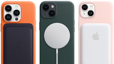 Bilde av tre iPhoner med en lommebok, lader og trådløs batteribank som sitter på med Magsafe-teknologien til Apple