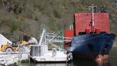 Wilson bulkskip laster stein i Gudvangen.