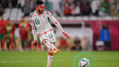 En fotballspiller med en fotball, så er det tegnet inn røde punkter ulike steder på kroppen.