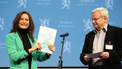 Politisk rådgiver i Klima- og miljødepartementet, Maria Varteressian, mottok «Veikartet  for grønn sjøtransport i bygg- og anleggssektoren» fra programdirektør Narve Mjøs i Grønt skipsfartsprogram.  Oslo, 9. januar 2023.