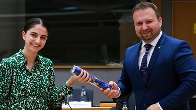 Den svenske miljø- og klimaministeren Romina Pourmokhtari (27) overtok ved nyttår stafettpinnen fra Tsjekkias visestatsminister Marian Jurecka. 