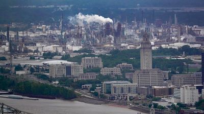 Exxon Mobils raffineri i Baton Rouge i Louisiana. Allerede på 1970-tallet forutså eksperter i selskapet global oppvarming med stor nøyaktighet, sier forsker.