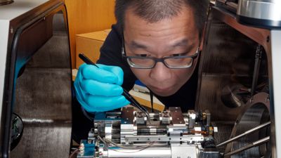 Her monterer forsker Dong Wang en mikrsostrekkmaskin i et skanningelektronmikroskop. Dette kan registrere sammenhengene mellom spenning og tøyning, som er viktig for å forstå oppførselen til et materiale, ikke minst hvordan hydrogen påvirker egenskapene. Hele forløpet dokumenteres med både bilder og video, så kan forskerne teste med og uten hydrogen, og se forskjellene    