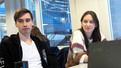 F.v. Aleksander Mjøen og Jovana Pesut går første året på bioteknologi- og kjemiingeniørstudiet ved Oslo Met.