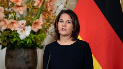 Tysklands utenriksminister Annalena Baerbock sier Tyskland ikke vil stå i veien for at Polen leverer stridsvognene til Ukraina.