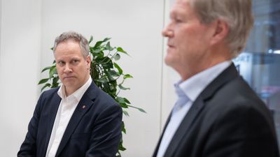 Bane Nors styre informerte om hastebonus på 483 millioner tre måneder for sent, forteller samferdselsminister Jon-Ivar Nygård (t.v.). Beløpet er høyt, men innenfor Follobane-prosjektets rammer, svarer Cato Hellesjø, styreleder i Bane Nor.
