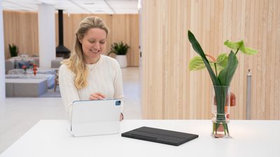 Kvinne som bruker ipad med en stylus