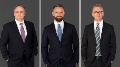 montasje av tre menn i dress og med slips.