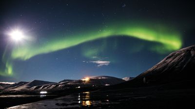 Svalbard i mørketiden nordlys og fullmåne over EISCAT innerst i Adventsdalen.