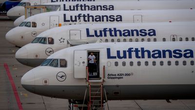 Lufthansa-fly på rekke og rad.