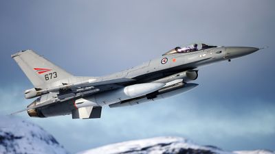 F-16 jagerfly fra 331 skavdron tar av fra Bodø flystasjon