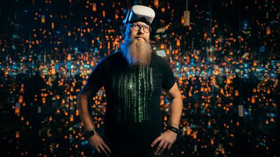 Yngvar Ugland, forbrukerteknolog i DNB og divisjonsdirektør i New Tech Lab, med VR-briller på hodet.