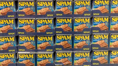 Bokser med matproduktet spam, salt svinekjøtt på hermetikk. Gjentakende spam dukket først opp i en Monty Python-sketsj, før de siden ble selve symbolet på uønsket epost.